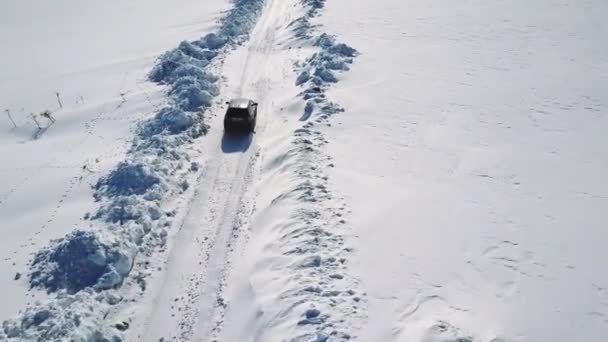 Luchtfoto van auto in winterlandschap — Stockvideo