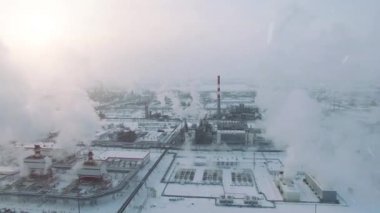 Fırtına hava ve kar yağışı. Kış zamanında işleme tesisi gaz hava görünümünü. Organize sanayi bölgesinde soğuk sabah