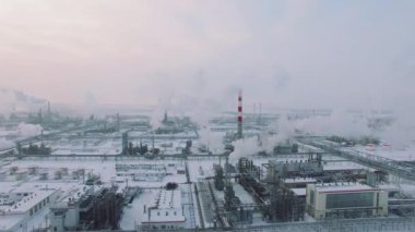 Kış zamanında işleme tesisi gaz hava görünümünü. Organize sanayi bölgesinde soğuk sabah