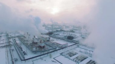 Kış zamanında işleme tesisi gaz hava görünümünü. Organize sanayi bölgesinde soğuk sabah