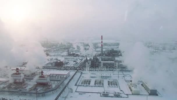 Tempo de tempestade e queda de neve. Vista aérea da fábrica de processamento de gás no inverno. Manhã fria na zona industrial — Vídeo de Stock