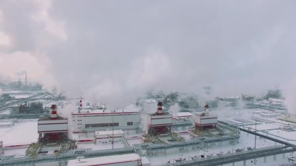 Vista aérea da fábrica de processamento de gás no inverno. Manhã fria na zona industrial — Vídeo de Stock