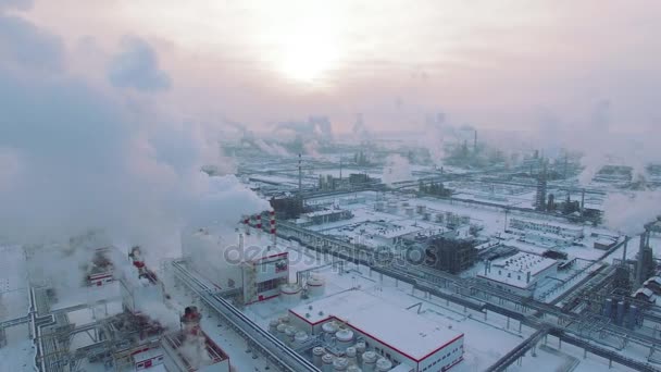 Luchtfoto van gas verwerkingsbedrijf op wintertijd. Koude ochtend op industriezone — Stockvideo