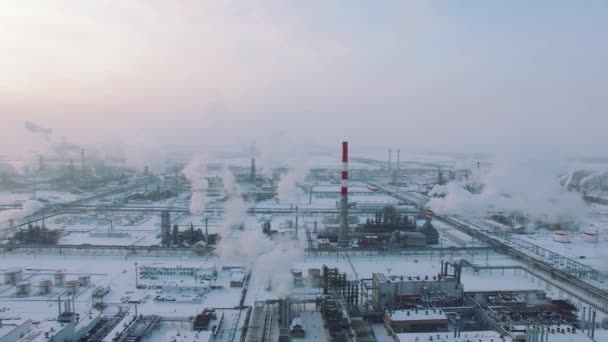Вид с воздуха на газоперерабатывающий завод в зимнее время. Холодное утро в промышленной зоне — стоковое видео