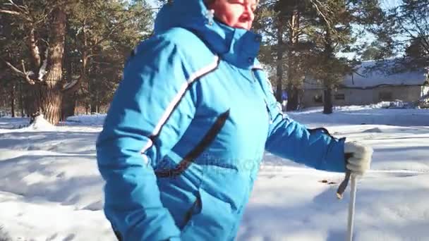 En cámara lenta. Pareja madura esquiando en el bosque en invierno . — Vídeos de Stock