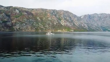 Genç çift gemide rahatlatıcı yat