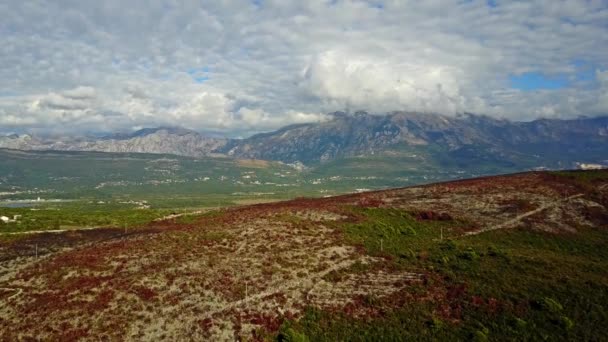 Αεροφωτογραφία από το ορεινό τοπίο στην Ευρώπη — Αρχείο Βίντεο