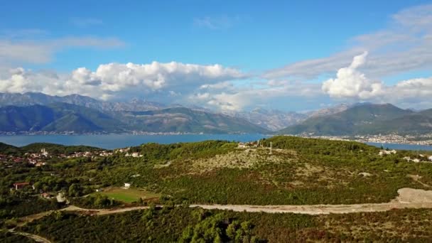 Вид с воздуха на горный пейзаж в Европе — стоковое видео