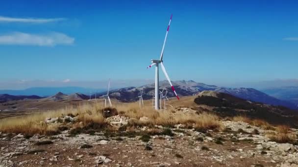 Gaint turbin wiatrak, energii turbin wiatrowych. Antenowe drone — Wideo stockowe