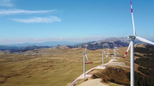 Gaint molen turbines, windturbines energie. Luchtfoto drone — Stockvideo