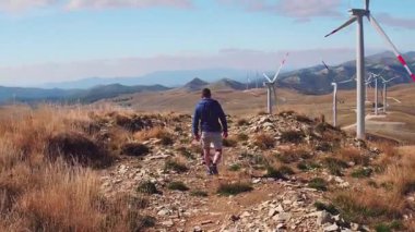 Mühendisler yel değirmenleri elektrik enerjisi üretimi için.