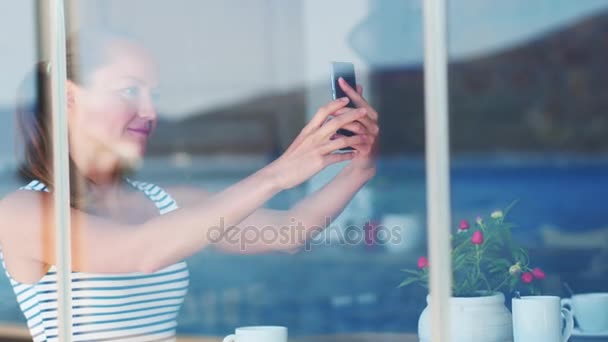 Sonriente joven mujer maiking selfie en cafetería — Vídeo de stock