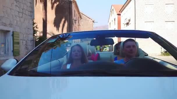 Vue de face d'une famille assise dans une voiture élevant leur voiture — Video