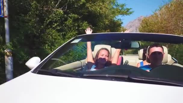 Vista frontal de uma família sentada em um carro levantando seu carro — Vídeo de Stock