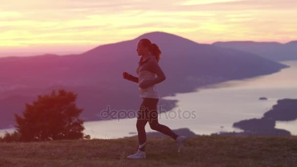 Courir - coureuse jogging au coucher du soleil. Entraînement de fille spot de remise en forme au soleil ensoleillé avec éclat et soleil . — Video