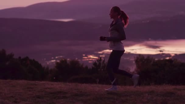 Bieg - kobieta biegacza jogging o zachodzie słońca. Miejscu dziewczynka fitness szkolenia w słoneczny słońce z blasku pochodni i słońce. — Wideo stockowe