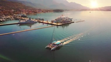 Tekneleri ve gün batımında güzel mimari Avrupa'nın havadan görünümü. Renkli yatay, marina bay, deniz, şehir, dağlar tekneler. Liman yat ve yelkenli ile drone üzerinden Üstten Görünüm
