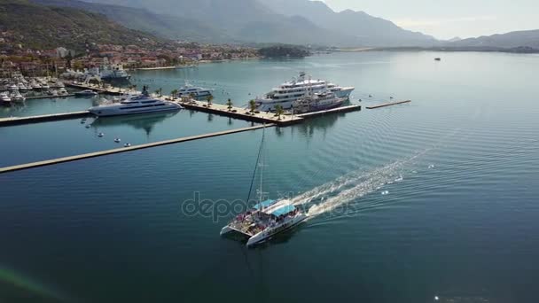 Vue aérienne des bateaux et belle architecture au coucher du soleil en Europe. Paysage coloré avec des bateaux dans la baie de la marina, mer, ville, montagnes. Vue de dessus du drone du port avec yacht et voilier — Video