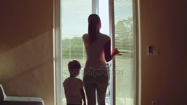 Мать и сын открывают окно сельского дома — стоковое видео