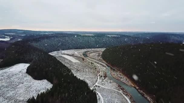 Vista aerea del fiume invernale. Drone volo attraverso la neve . — Video Stock