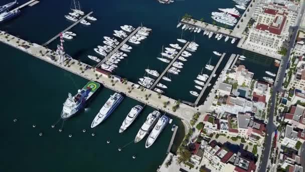 Вид с воздуха на яхт-клуб. Белые лодки в голубой морской воде . — стоковое видео