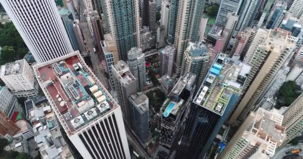 Top view légi felvétel repülő drón egy fejlett Hong Kong város modern felhőkarcolók kortárs design. Kína város üzleti és pénzügyi központok és út autókkal — Stock videók