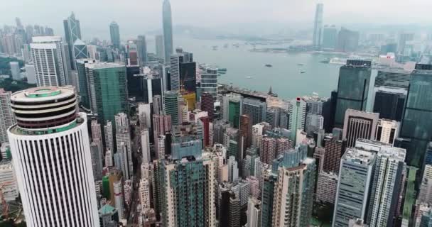 AERIAL. Гонконгский горизонт. Hongkong hdr воздушный городской пейзаж с закатом солнца. Удивительная панорама зданий и неба, отражающихся в гавани — стоковое видео