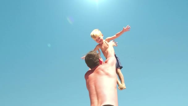 Супер медленная съемка. Отец бросает сына в небо . — стоковое видео