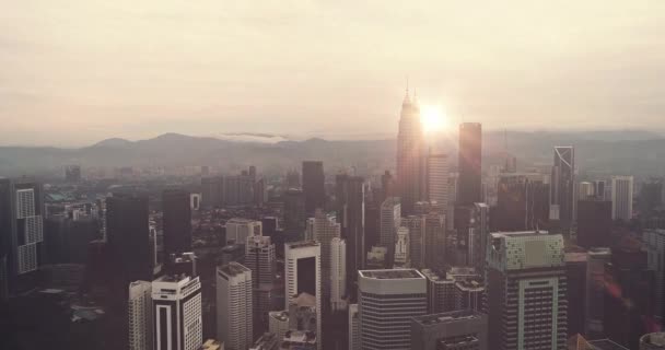 Flygfoto. Panorama över Kuala Lumpur vid solnedgången. Malaysia Filmstil. — Stockvideo