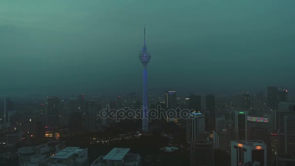 AERIAL. ночной вид города Куала-Лумпур, Малайзия . — стоковое видео