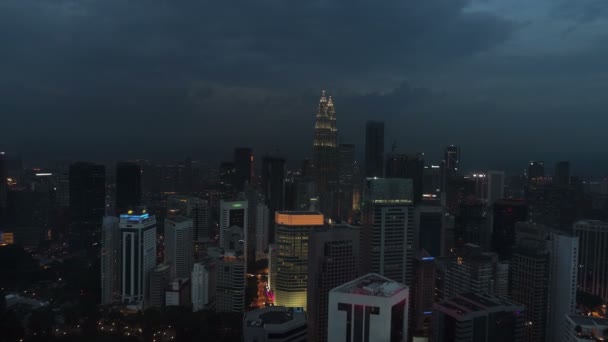 Luchtfoto nacht uitzicht op de stad van Kuala Lumpur, Maleisië. — Stockvideo