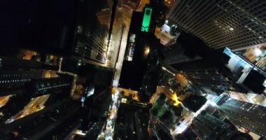 Hava. gece şehir sokaklarında Hong Kong dron üzerinden 90 derece görüş