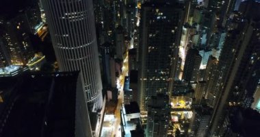 Hava. Gece görünümü üzerinde merkezi Hong Kong manzarası. Gökdelenler Hong Kong Adası'nda yoğun kalabalık.