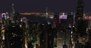 Hava. Victoria Limanı manzaralı Hong Kong manzarası ve geceleri kentsel gökdelenler.