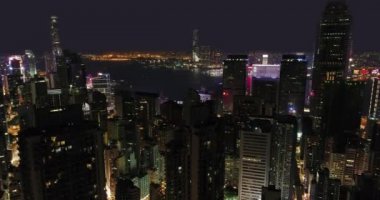 hong kong manzarası ve gece kentsel gökdelenler ile Victoria harbor havadan görünümü.