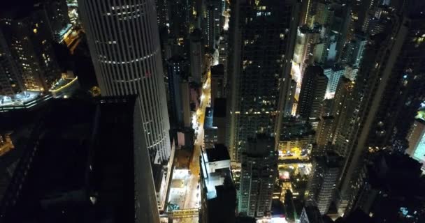 Luchtfoto. Nacht uitzicht over de centrale Hong Kong Skyline. Wolkenkrabbers zijn dichtbevolkte druk op Hong Kong Island. — Stockvideo