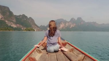 Teknede rahatlatıcı onun silah açık duygu özgürlük, Andaman Denizi, Surin Adası, Phangnga, mutlu bir kadın yolcu seyahat Tayland, güzel hedef Asya, yaz tatil açık havada tatil gezisi