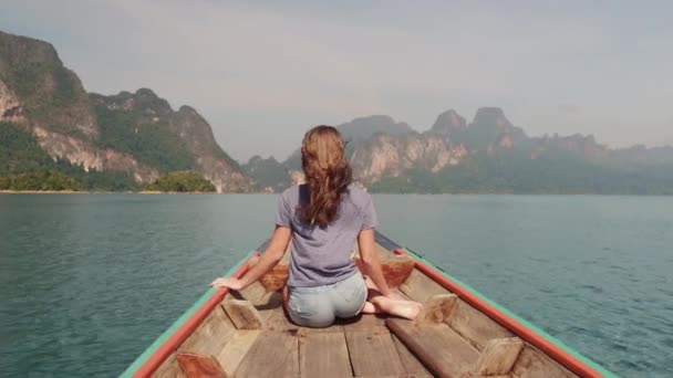 Mulher feliz viajante relaxante no barco seus braços abertos sentindo liberdade, Andaman mar, Surin ilha, Phangnga, Viajar na Tailândia, Belo destino Ásia, Férias de verão ao ar livre viagem de férias — Vídeo de Stock