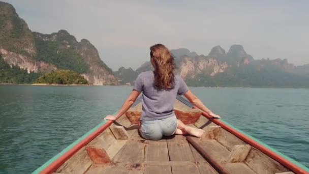 Šťastná žena cestovatele, odpočinek na lodi, její ruce otevřené pocit svobody, Andamanské moře, Surin ostrov, Phangnga, cestování v Thajsku, krásný cíl Asie, letní dovolená venku prázdninový výlet — Stock video