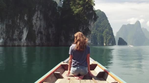 Visão atrás mulher no barco olhar para bela natureza Paisagem na parte da manhã com nevoeiro desfocado fundo no dia brilhante, Tailândia . — Vídeo de Stock