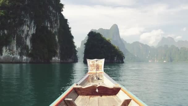 Кинематографический вид на тайские горы и морской пейзаж. Вид острова Пхи-фи с длинной хвостовой лодки — стоковое видео