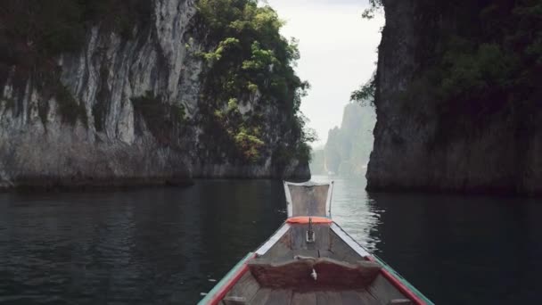 Perahu kayu tradisional di sebuah gambar teluk tropis yang sempurna di Pulau Koh Phi, Thailand, Asia. — Stok Video