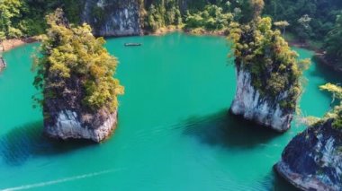 Hava. Güzel en iyi görünümü geleneksel Tay tekne ve viridian Yeşil Göl. Surat Thani Tayland Güney Khao Sok Milli Parkı. Guilin, Çin'e benzer.