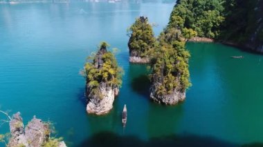 Hava. Geleneksel Tay teknem ile yelken arasında Tayland Ulusal Parkı içinde üç Dağları kaya.