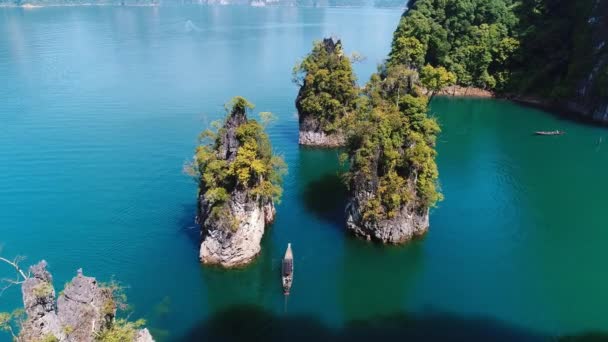 AERIAL. Barco tailandês tradicional navega entre as três montanhas de rocha no parque nacional tailandês . — Vídeo de Stock