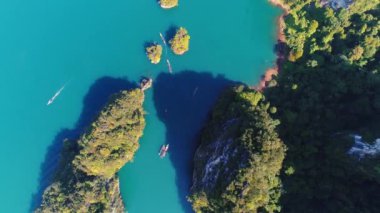 Ratchaprapa Barajı güzel top havadan görünümü. Bulutlar ulaşan viridian yeşil göl ve majestic mountain. Surat Thani Tayland Güney Khao Sok Milli Parkı. Guilin, Çin'e benzer.