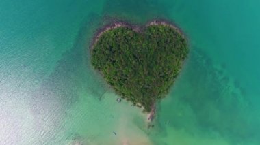 Hava. Dron üst görünümden cennet kalp şekli Adası'na. Tayland, Thailand, Krabi