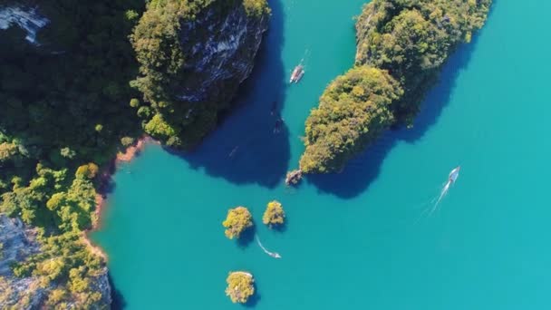 Luchtfoto. Camera roteert. Mooie bovenaanzicht van viridian Green Lake en majestueuze berg. Khao Sok Nationaalpark in Surat Thani zuiden van Thailand. Soortgelijke naar Guilin, China. — Stockvideo