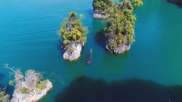 Аріале. Традиційний тайський човен пливе між трьома гірськими скелями в національному парку Таїланд . — стокове відео