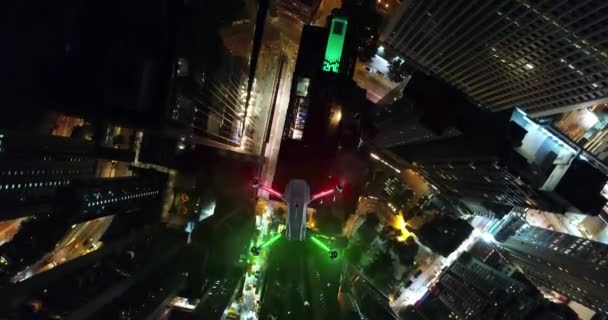 航空機だ。ドローンのアニメーション夜景の街のパノラマの上を飛ぶマルチローター. — ストック動画